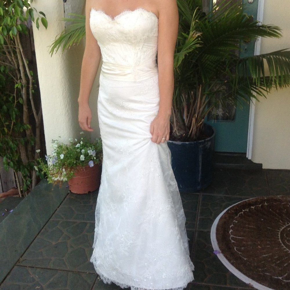 Beautiful sweetheart strapless lace wedding dress